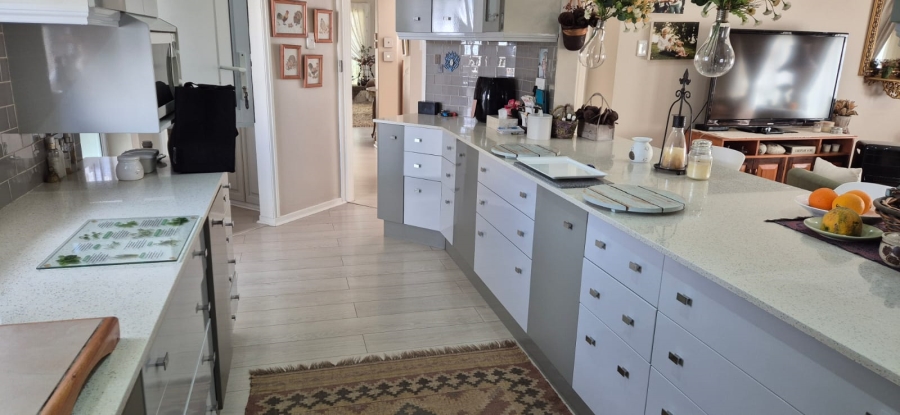 5 Bedroom Property for Sale in Hartenbos Central Western Cape